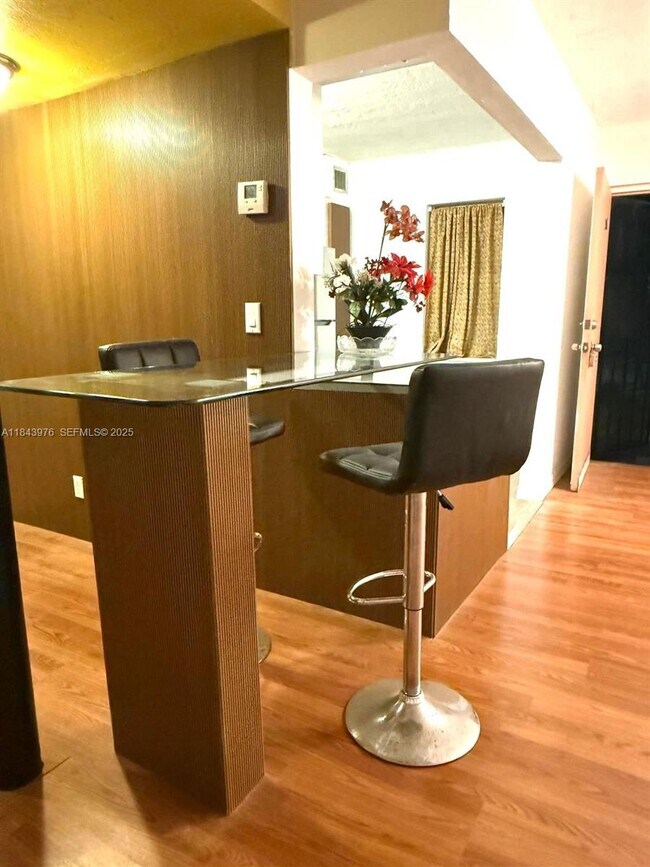 Building Photo - 2841 Somerset Dr