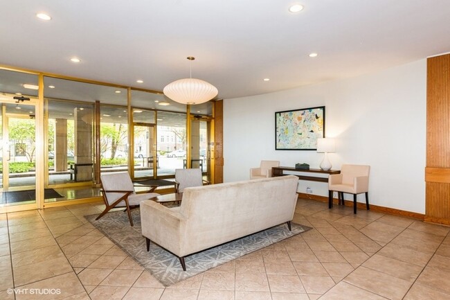 Building Photo - Large 1 Bed/Bath Evanston Condo with TWO P...