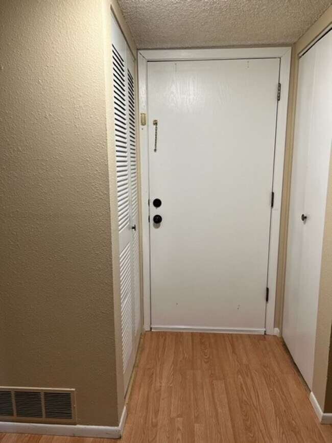 Building Photo - Two bedroom Condo on Westside!! 1 MONTH FREE