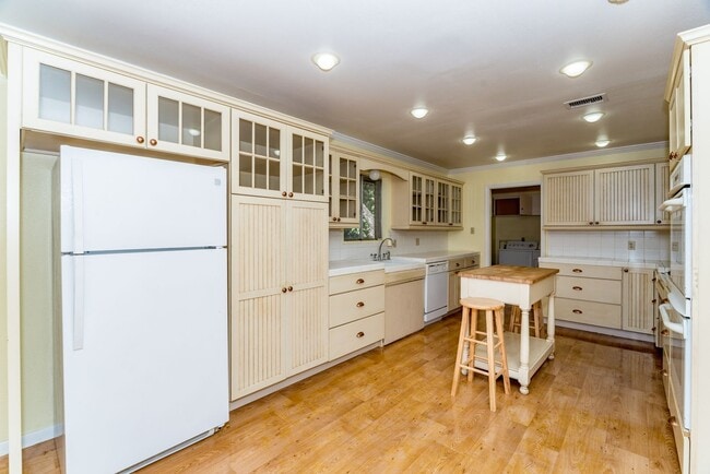 Building Photo - MACARTHUR PARK 3-BEDROOM HOME
