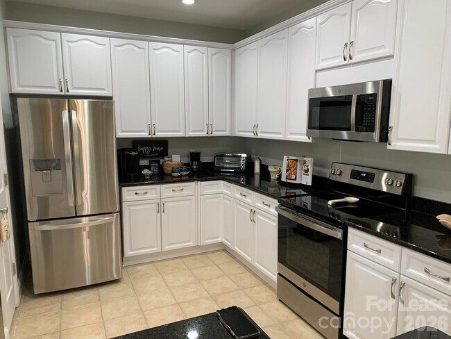 Building Photo - 9033 Rosalyn Glen Rd