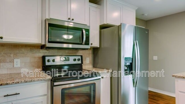 Building Photo - 2 Fernwood Dr