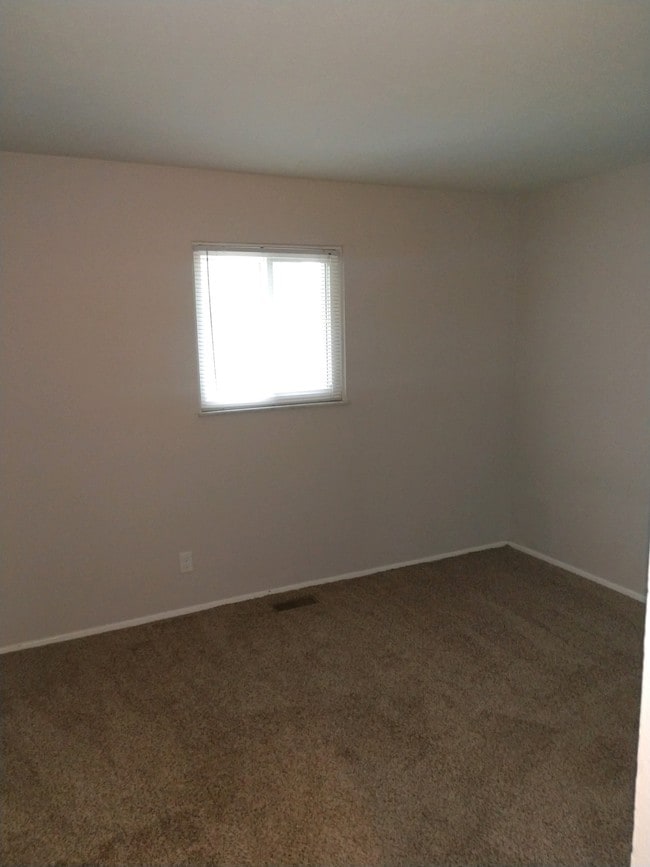 Building Photo - 2677 Shoreland Ave