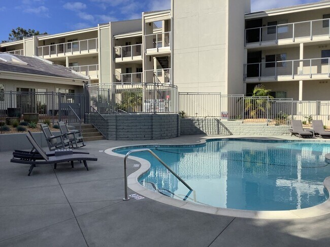 Building Photo - Huge White water condo at Fletcher Cove Solana Beach