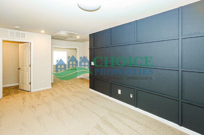 Building Photo - Perfect location in University!
