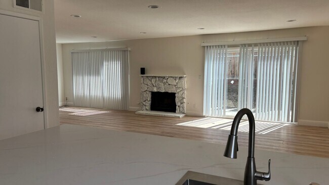 Building Photo - Spacious 4 bed/2.5 bath home in San Ramon