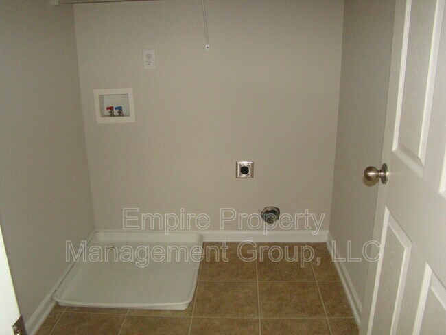 Building Photo - 384 Denman Loop