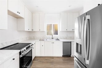 Building Photo - 7044 White Oak Ave