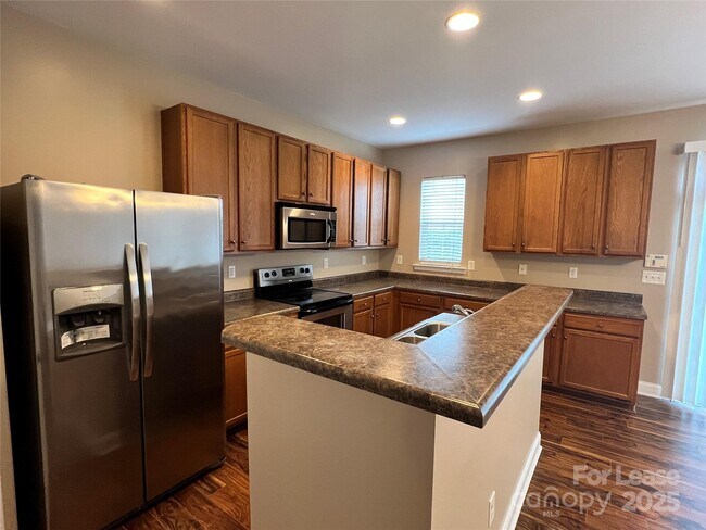 Building Photo - 142 Silverspring Pl