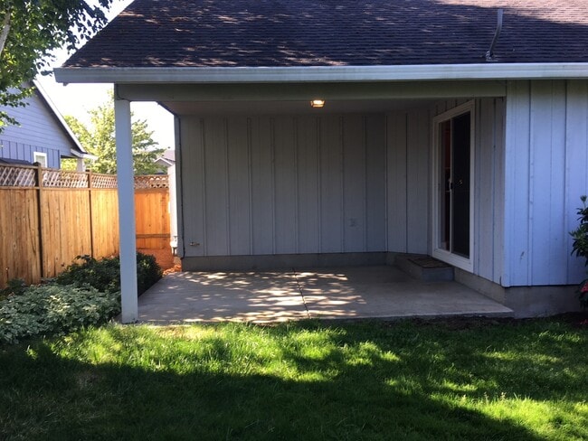 Building Photo - Beautiful 3 bedroom 2 bath home