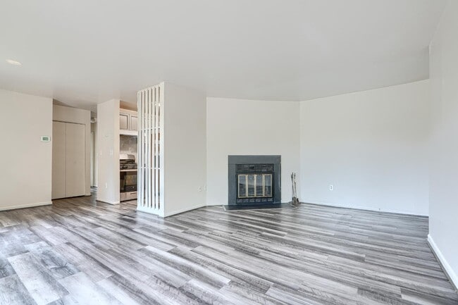 Building Photo - 14 Mountbatten Ct