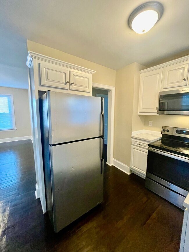 Building Photo - This 3 bedroom 1 bath home is located off Freedom Dr