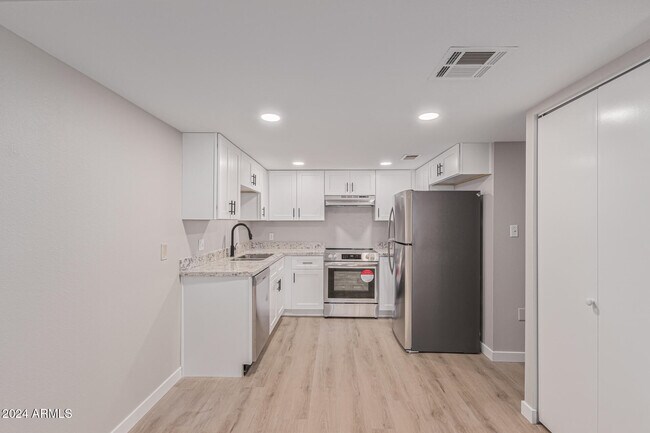 Building Photo - 7930 E Camelback Rd