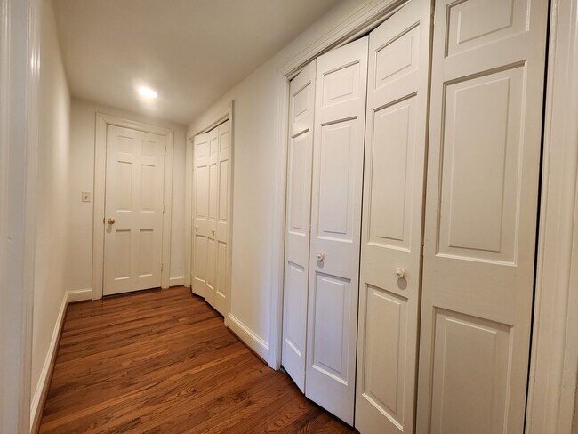 Building Photo - Sprawling Home in Bay Colony