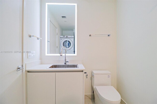 Building Photo - 700 NE 24th St