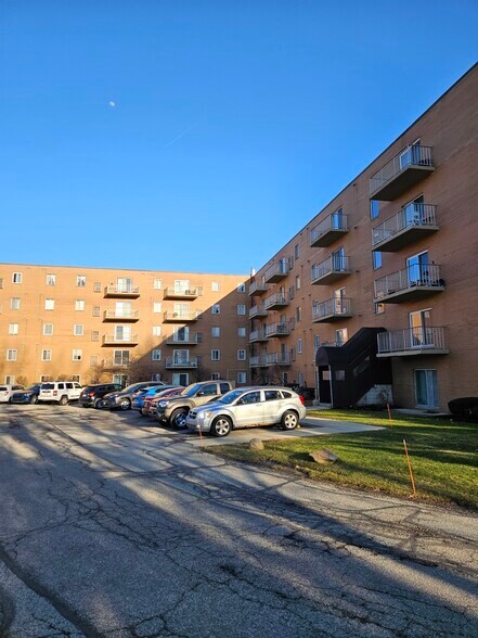 Building Photo - 3675 Clague Rd