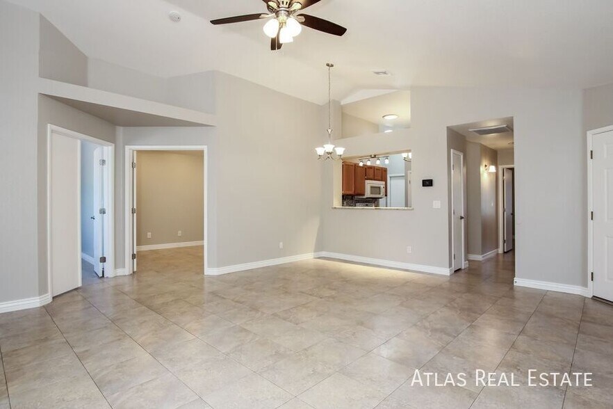 Building Photo - 1365 N Culpepper Ave