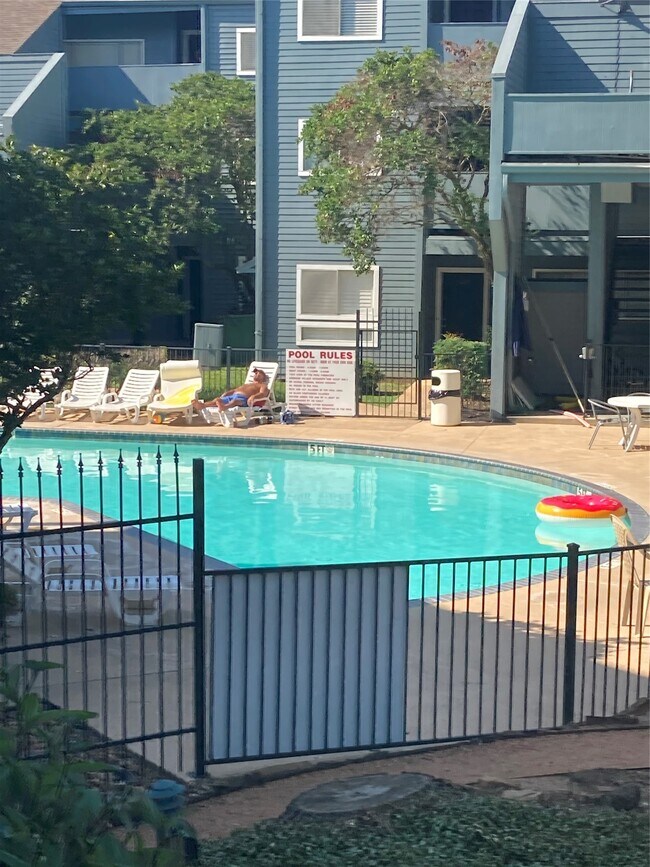 Building Photo - 12500 Melville Dr