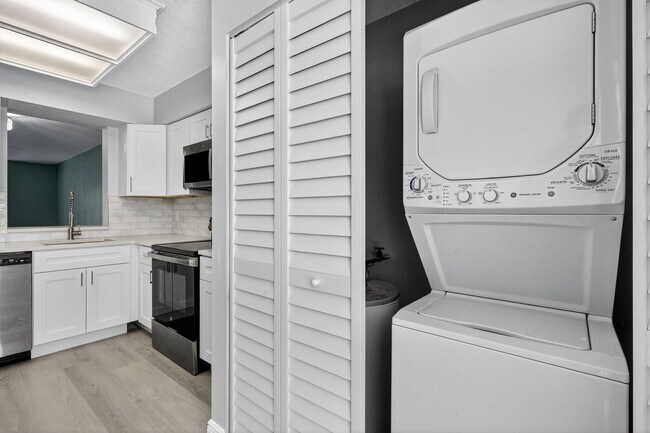 Building Photo - 14527 Bonaire Blvd