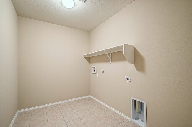 Building Photo - 120 Abelia Dr