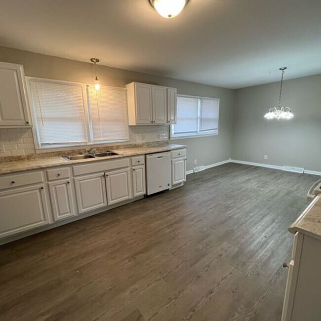 Building Photo - Coming soon! 3 bedroom, 1 1/2 bath, 2 car ...