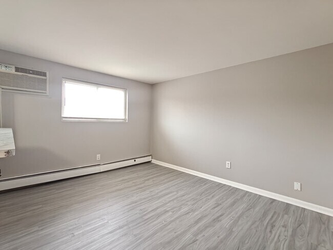 Building Photo - 308 Main St