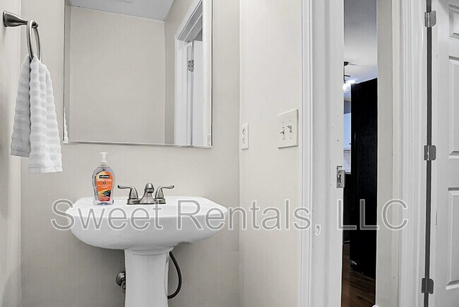 Building Photo - 124 Larkspur Dr