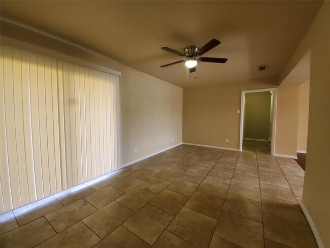 Building Photo - 824 Warren Way