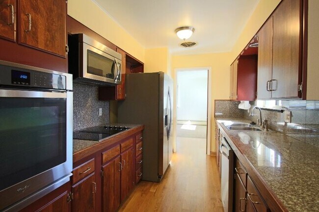 Building Photo - 2565 Willow Ln