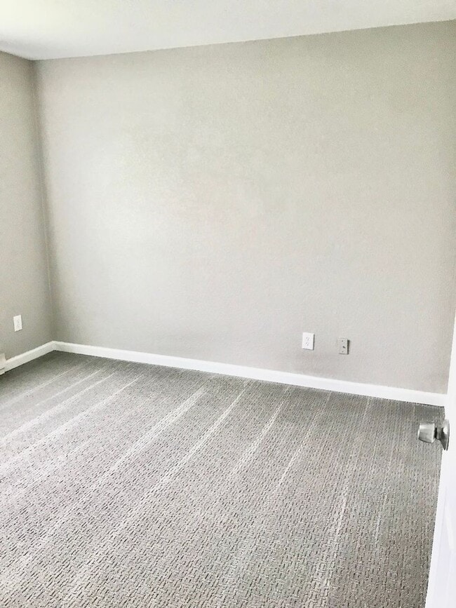 Building Photo - For Rent – Beautifully Remodeled 2-Bedroom...