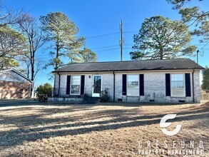 Building Photo - Spacious 3 BR 2 Bathroom