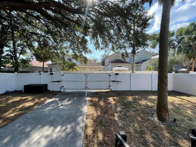 Building Photo - 1932 W Spruce St