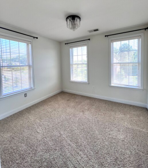 Building Photo - 1402 St Francis Cir