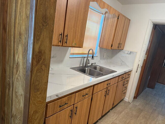 Building Photo - Fully Renovated 3/1 Available for Immediate Rent!