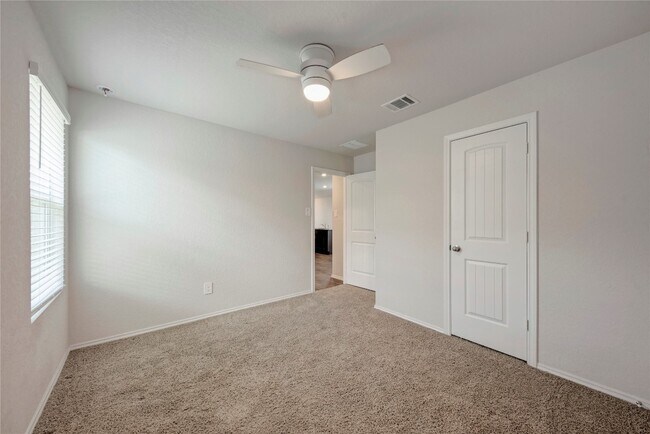Building Photo - 105 Calgary Ln