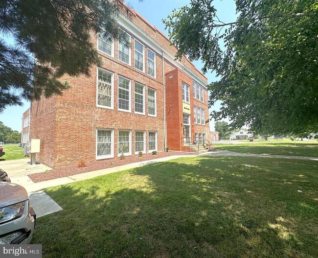 Building Photo - 107 N School St