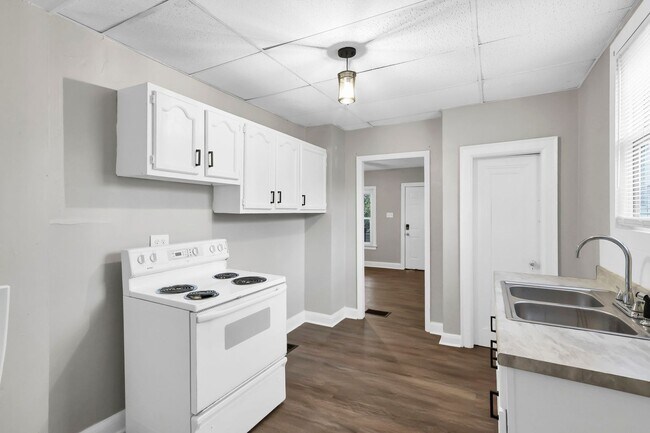 Building Photo - 1038-1040 Forest St