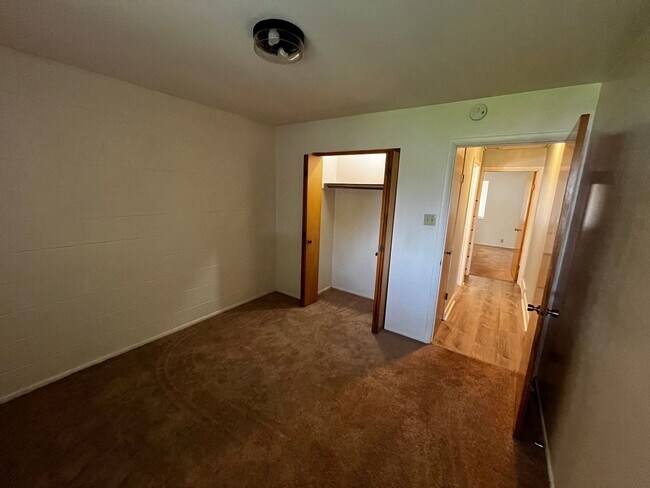 Building Photo - 568-574 E 200 S