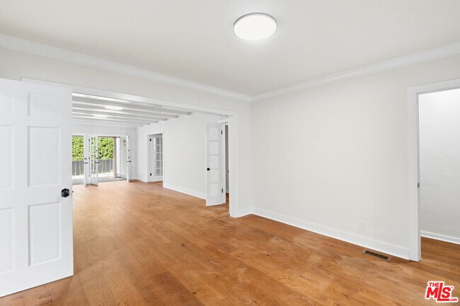 Building Photo - 10309 La Grange Ave