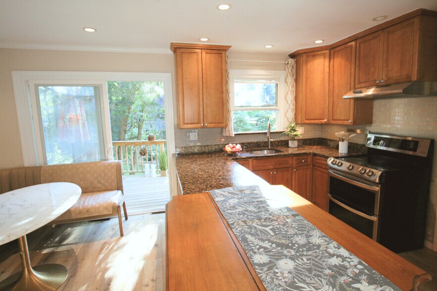 Eat-in kitchen - 10 Lundy Ln