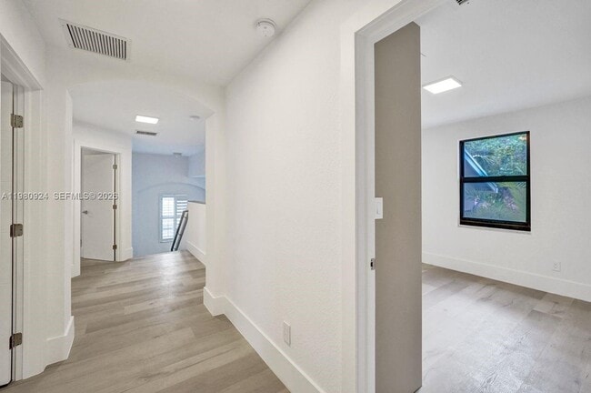 Building Photo - 4100 E Gardenia Ave