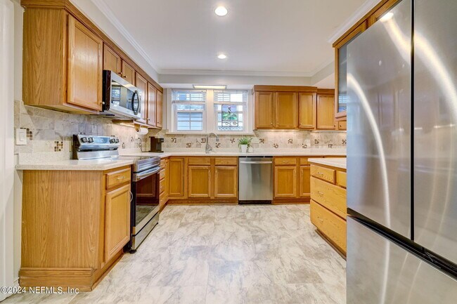Building Photo - 1427 River Oaks Rd