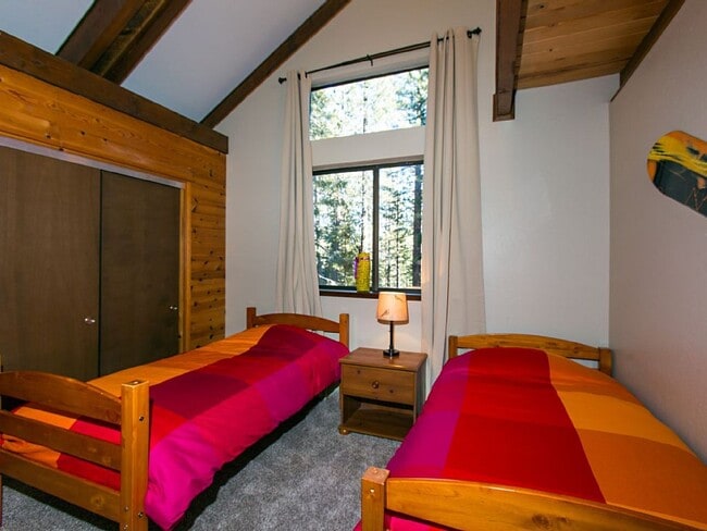 Building Photo - A Rare find in Tahoe! Spacious 4Bd house a...