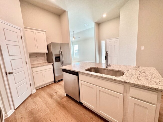 Building Photo - Stunning 3x2 Luxury Duplex in Buda, TX!