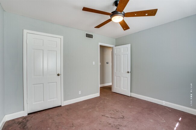 Building Photo - 8503 Manhattan Dr