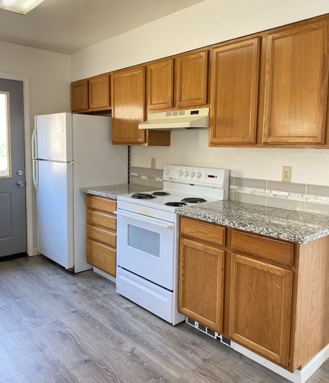 Building Photo - Spacious Well Maintained 3 Bedroom - 1 Bat...