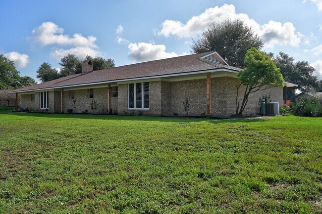 Building Photo - 687 Bending Oaks Dr