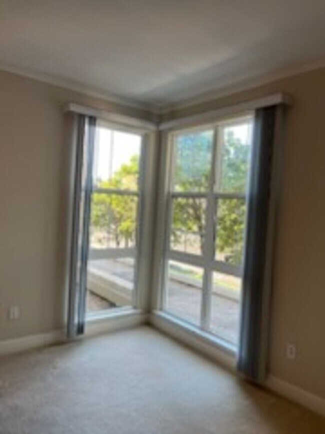 Building Photo - Epic REA - Great 1 BR/1 BA Condo w/Parking...