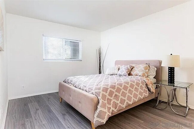 Building Photo - Pristine condo in the charming and quaint community of Lakeshore Villas 2/2 Pets OK With Owner Ap...