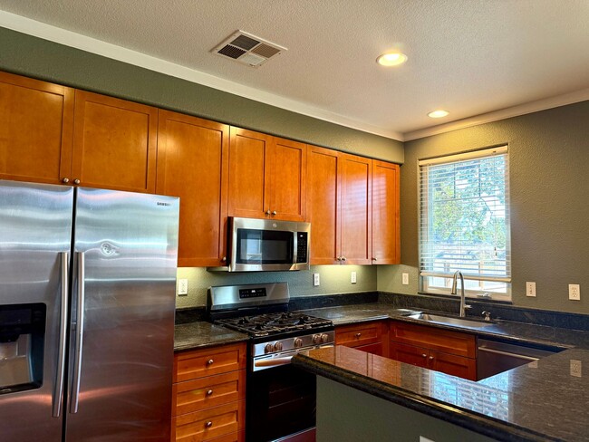 Building Photo - Welcome to this beautiful 3 bedroom, 2.5 b...
